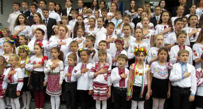 Журналист: украинцы с такой ненавистью обсуждают исполнение в школах гимна, словно речь идет о принудительном поедании лягушек и тараканов