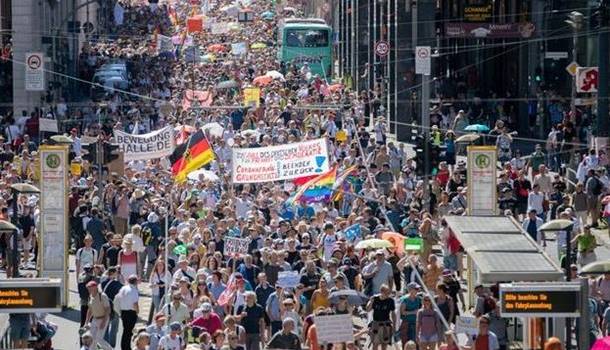 Жители Берлина массово вышли на протест из-за карантинных ограничений 