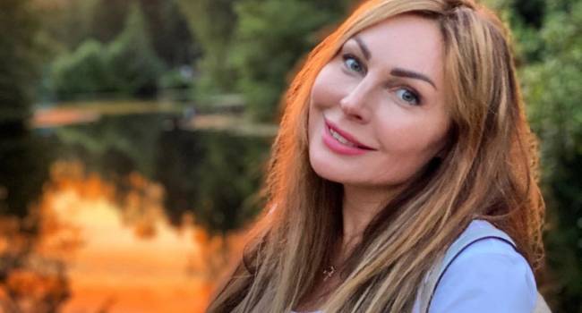 «Очень сексуальная женщина»: Наталья Бочкарева позировала в откровенном купальнике, продемонстрировав упругие ягодицы 