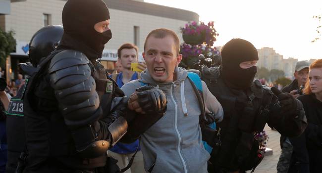 В борьбе с протестующими кроме силовиков Лукашенко опереться больше не на кого, – журналист