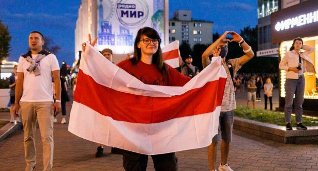 Нардеп: то, что протест проходит под бело-красно-белым флагом свидетельствует о том, что это начало борьбы за европейскую Беларусь