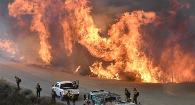 Продолжается уже сутки: в лесах Калифорнии бушует крупнейший пожар