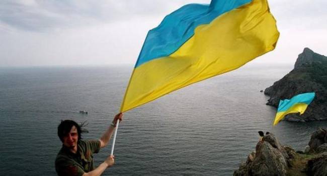 «Крим – це Україна!»: Патриоты подняли над Крымом 25-метровый украинский флаг 