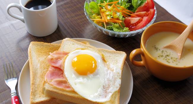 Подходят абсолютно каждому человеку: немецкий диетолог назвал самые полезные завтраки