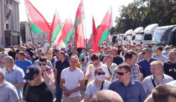  «За батьку!»: в центре Минска начался митинг в поддержку власти 