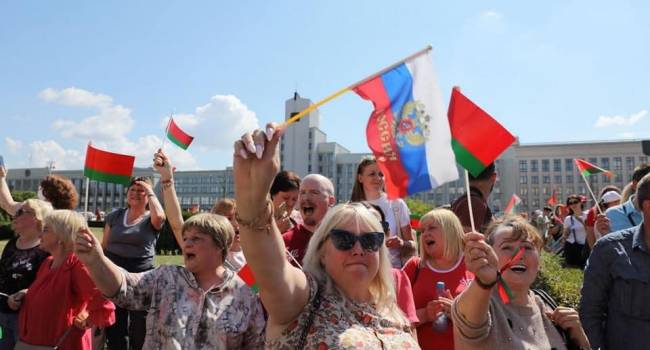 Политолог: Лукашенко собрал «антимайдан» – повсюду российские флаги, колорадские ленты, «спикеры» кричат об «украинском сценарии»