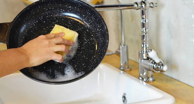  Медик рассказала о главном источнике бактерий на кухне