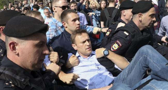 Дипломат: Кремль будет делать все, чтобы спасти жизнь Навального, иначе Путину мало не покажется