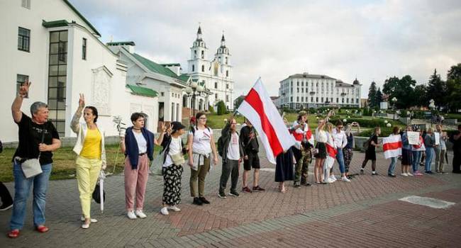 «Хватит убивать за правду»: В Беларуси активисты выстроили «живую цепь» на 13 километров