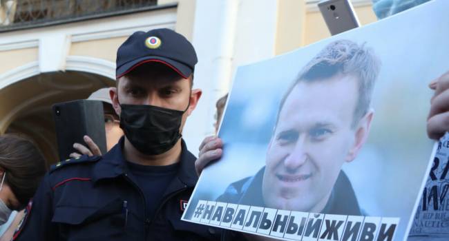 Журналист: ситуация со спасение Навального очень похожа на то, что было с затонувшей подлодкой «Курск», тогда Путин тоже насмехался