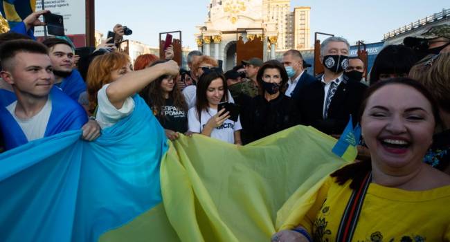 Порошенко вместе с сотнями активистов развернул на Майдане Независимости 33-метровый Флаг Единения