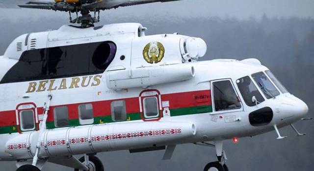 «Военная форма, бронежилет и автомат в руках»: Лукашенко кружит над Минском на «вертушке»