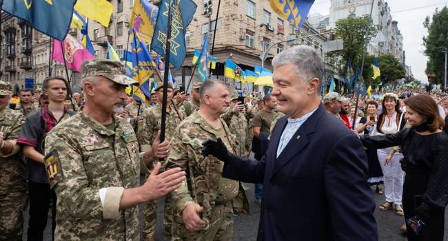 Политтехнолог: сегодня Марш защитников и Петр Порошенко спасли День Независимости Украины от попсы