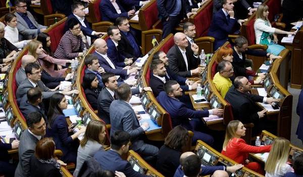 Депутаты Рады на внеочередном заседании поддержали поднятие минимальной зарплаты 