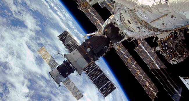 1 апреля на МКС полетит полностью российский экипаж: названа причина