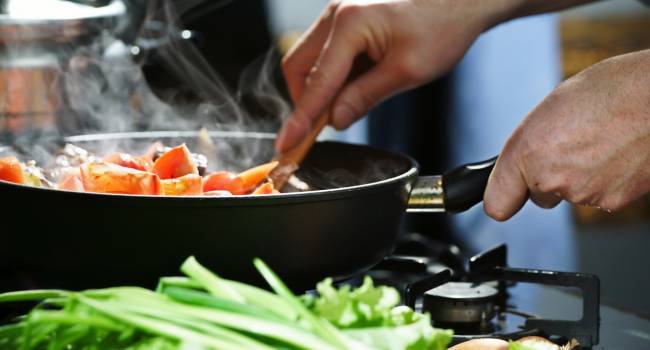 «И в ресторане, и дома»: эксперт назвал самый опасный продукт для приготовления блюд