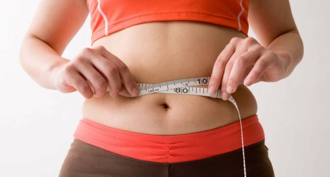 «Это не только некрасиво, но и опасно»: медики рассказали, как легко избавиться от жира на животе