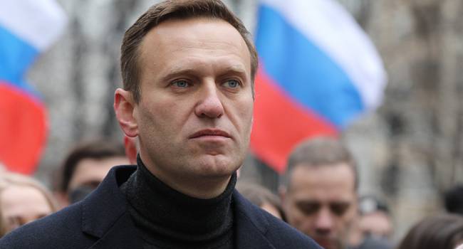 «Был самолет, и в нем я помер. А дальше я ничего не помню»: Навальный рассказал о самом ужасном периоде после его отравления 