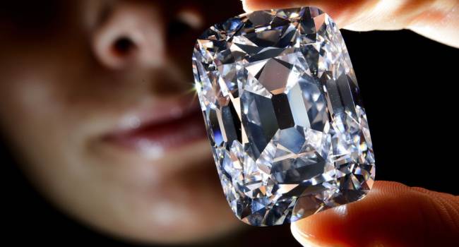 В Гонконге за рекордную сумму продали самый идеальный в мире бриллиант