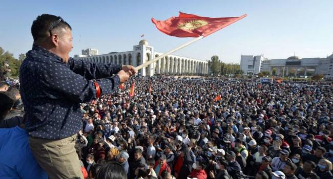Дипломат: киргизы показали всем, что они чемпионы по деланию революций