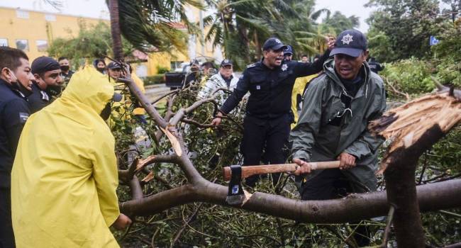 К Мексике приближается мощный тропический шторм: началась массовая эвакуация