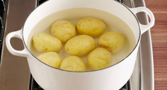 Это самая простая процедура: эксперты назвали главную ошибку при варке картофеля