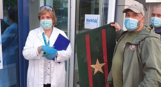 «Открыто распространяет кремлевскую пропаганду»: Представители «Правого сектора» принесли под клинику Пальчевского «погоны ФСБ»