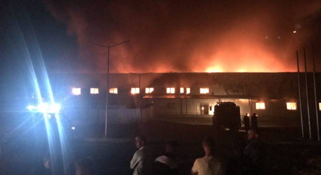 «Пожар в 20 тысяч квадратов»: В Мукачево ночью горела лыжная фабрика 