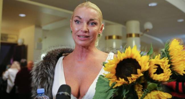 «А жених-то ненастоящий»: журналисты заявили, что Волочкова выдает за возлюбленного кошачьего парикмахера 