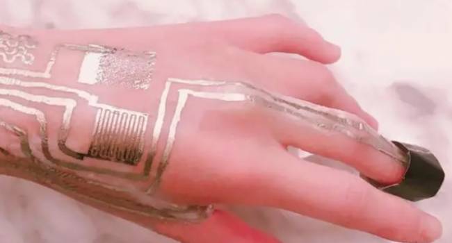Ученые сделали датчик на кожу, который может мереть температуруе