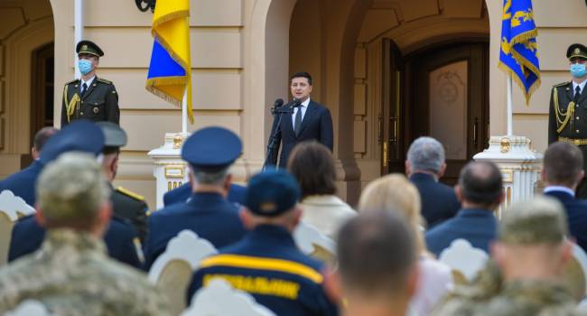 Зеленский снова становится на путь своего привычного популизма: политолог раскритиковал вопрос президента на опросе 25 октября