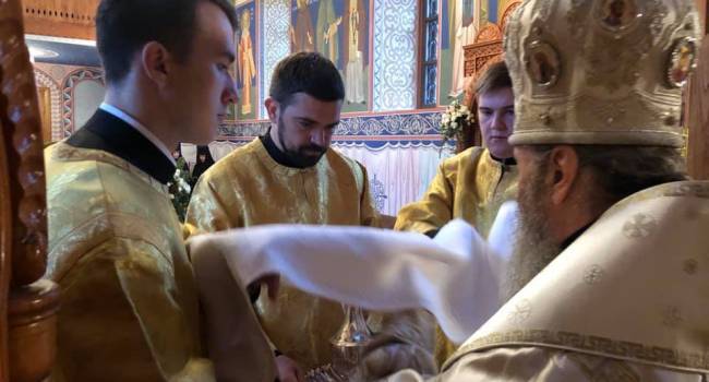 Омелян: один составляет вопросы фейкового соцопроса, другой вместо работы с областями – свечи ставит во славу «российского оружия»