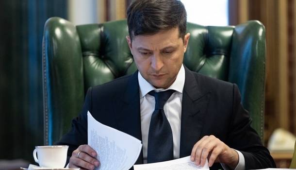 В суд подали иск против Зеленского из-за проведения опроса в день местных выборов 