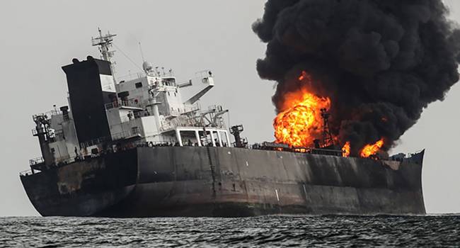 «Людей выбросило за борт, ведутся поиски»: В Азовском море взорвался российский танкер  
