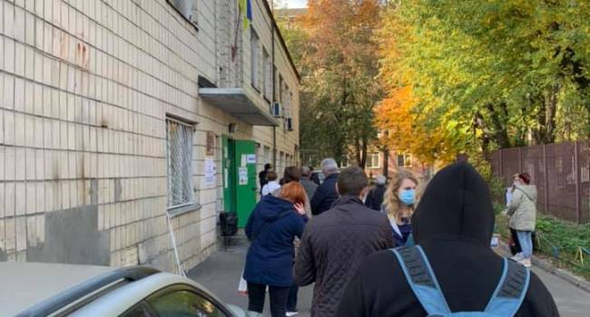 Политолог: практически по всей Украине огромные очереди на избирательных участках