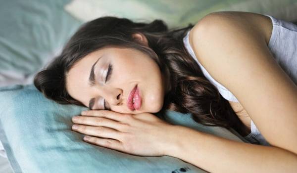 Медики рассказали, в чем польза дневного сна 