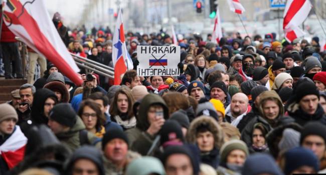«Резиденцию «бацьки» охраняли 10 БТРов»: 100-тысячная толпа в Минске выставила требования Лукашенко 