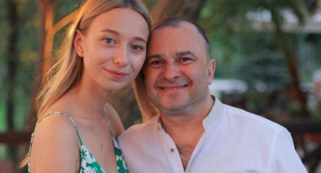 «Вы очень женственная и сексуальная»: молодая супруга Виктора Павлика позировала без бюстгальтера, прикрывая грудь руками 