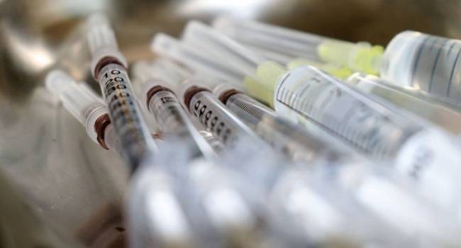 «665 тысяч доз уже взавезены в страну»: В Украине стартовала массовая вакцинация 