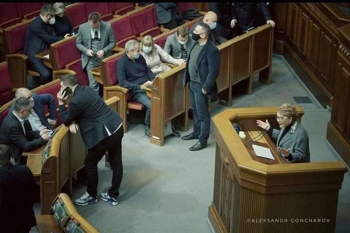 «И пусть весь  мир подождет»: Арахамия во время выступления Тимошенко с парламентской трибуны, повернулся к ней спиной, и разговаривал по телефону