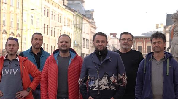 «Мы будем работать, как партизаны»: рестораторы Львова без штанов потребовали от Кабмина отмены карантина выходного дня 