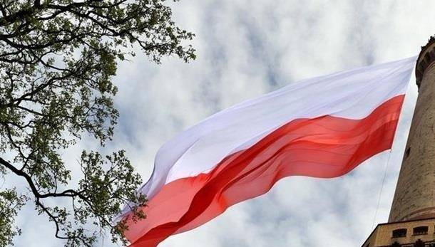 В Польше разрешили открыть ТРЦ, но вводят ограничения на поездки