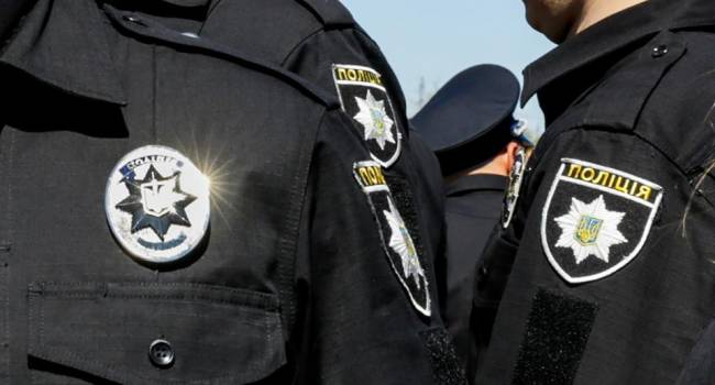 В Закарпатской области охранявший бюллетени после выборов полицейский выстрели сам в себя 