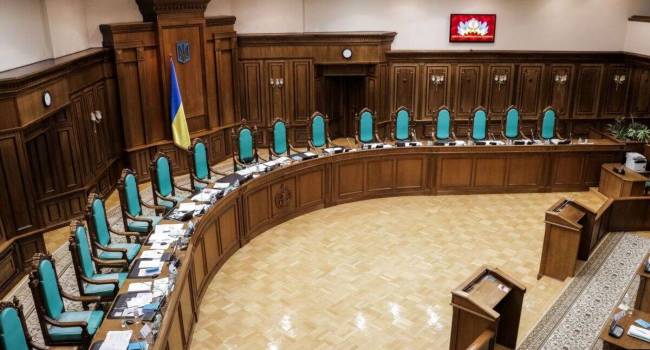Забродский: Возможно, состав КСУ хотят сменить в связи с готовящимся рассмотрением в парламенте более значимых проектов закона