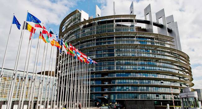 В Европарламенте намекнули – если инициатива Зеленского по разгону КСУ будет реализована – безвиза Украине не видать
