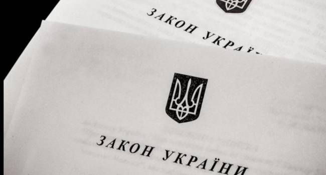 Социолог: у Зеленского пытаются внушить украинцам мысль, что КС собирался отменить Закон о языке