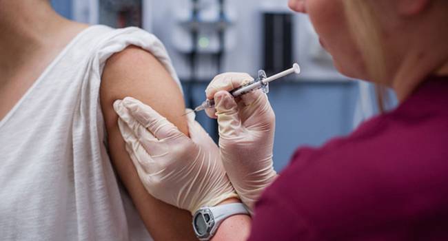Вакцинироваться нужно обязательно: медики рассказали, как вакцина от гриппа поможет при коронавирусе