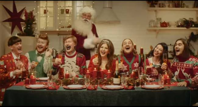Шампанское «Новичок» и оружие в подарок от Деда Мороза: Little Big  презентовала новогодний клип на трек S*ck My D*ck