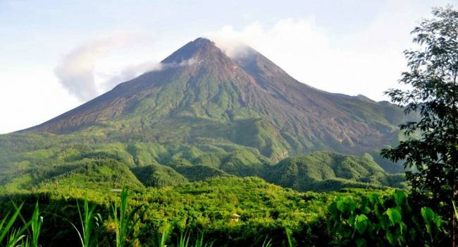   Местные власти предпринимают меры: в Индонезии в любой момент начнется извержение вулкана 