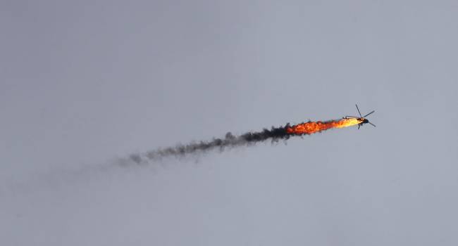 «Все горит неугасимым пламенем»: В Сети опубликовали кадры крушения сбитого вертолета ВС РФ «Ми-24»